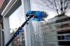 4,6 m teleszkópos napelem tisztító kefe vegyszeradagolóval, acél nyéllel + ajándék Solar Shine koncentrátum (750 ml)